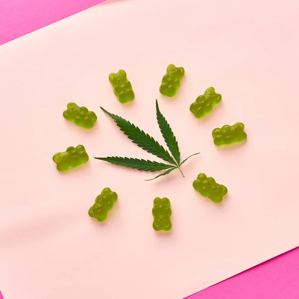 Green Marijuana Leaf Sweet Yummy Teddy Bear Candies Isolated Beige — Stockfoto