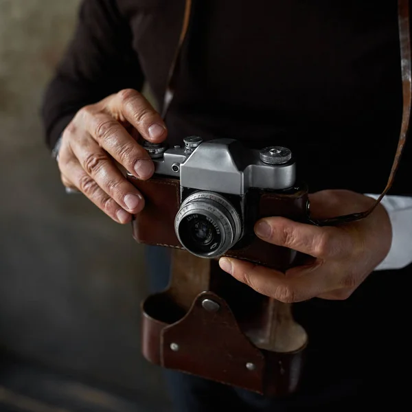 Cropped Image Elderly Man Old Photo Camera Elegant Bearded Pensioner — Stockfoto