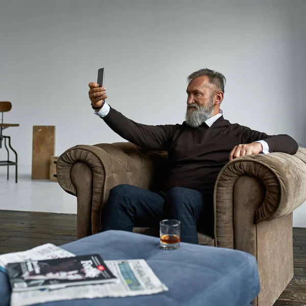Grey Hair Caucasian Man Resting Taking Selfie Smartphone Armchair Spacious — Photo