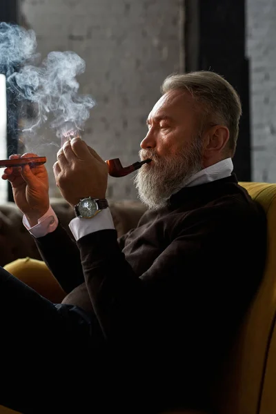 Side View Grey Hair Concentrated Caucasian Man Lighting Tobacco Pipe — Stockfoto