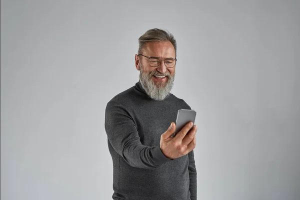Elderly Smiling European Man Having Video Call Smartphone Bearded Pensioner — Stock Photo, Image