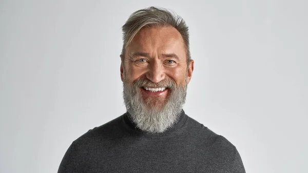 Portrait Senior Smiling Caucasian Man Looking Camera Stylish Bearded Pensioner — Foto Stock