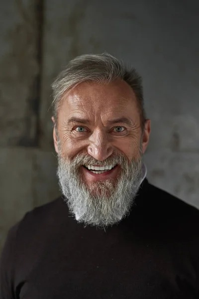 Portrait Grey Hair Smiling Caucasian Man Looking Camera Trendy Pensioner — Foto Stock