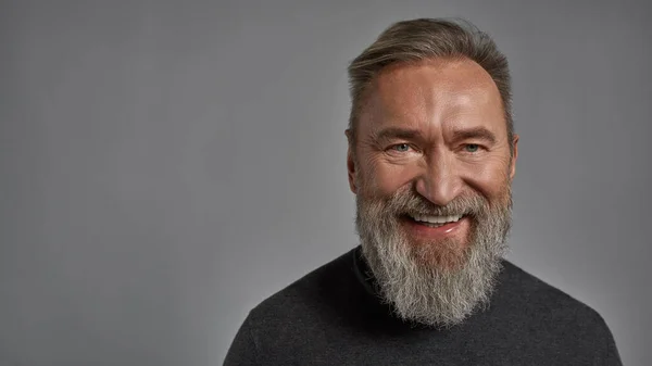 Portrait Elderly Smiling Caucasian Man Looking Camera Trendy Bearded Pensioner — Foto Stock