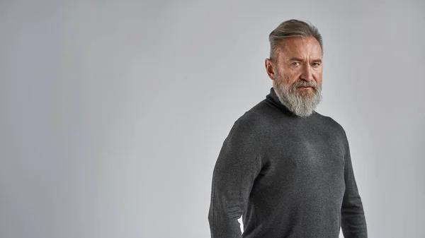 Senior Confident Caucasian Man Looking Camera Stylish Bearded Pensioner Wearing — Foto Stock