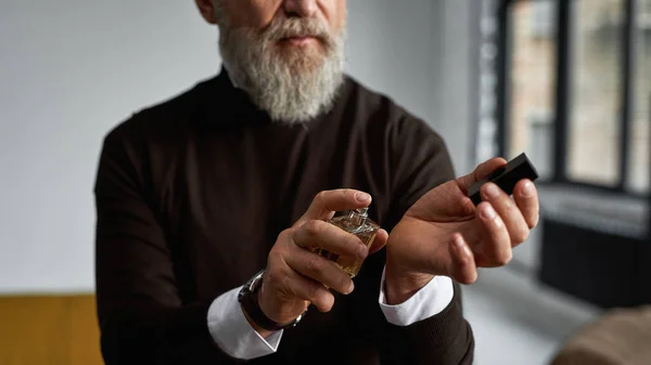 Cropped Image Grey Hair Man Applying Luxury Aromatic Perfume His — Fotografia de Stock