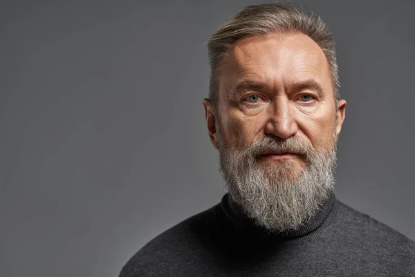 Portrait Serious Senior Caucasian Man Looking Camera Stylish Bearded Pensioner —  Fotos de Stock