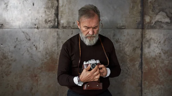 Front View Senior Caucasian Man Setting Old Camera Stylish Bearded — Foto Stock