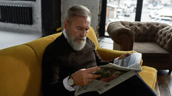 Grey Hair Concentrated Caucasian Man Reading Newspaper Sofa Spacious Flat — Foto Stock