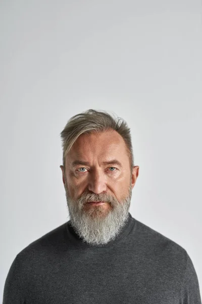 Portrait Senior Serious Caucasian Man Looking Camera Stylish Bearded Pensioner — Foto Stock