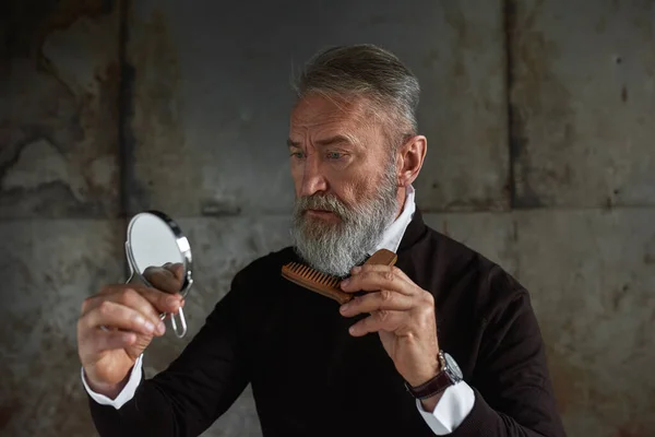 Grey Hair Concentrated Caucasian Man Looking Camera Combing His Beard — Foto Stock