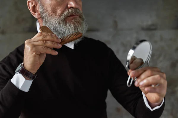 Obscure Face Grey Hair Man Looking Camera Combing His Beard — Fotografia de Stock