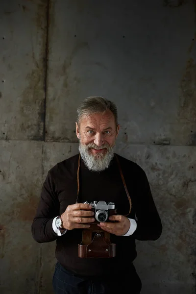 Elderly Smiling Caucasian Man Old Camera Looking Camera Elegant Bearded — Stockfoto