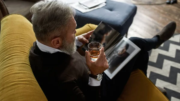 Top View Grey Hair Concentrated Man Drinking Whiskey Brandy Reading — Photo