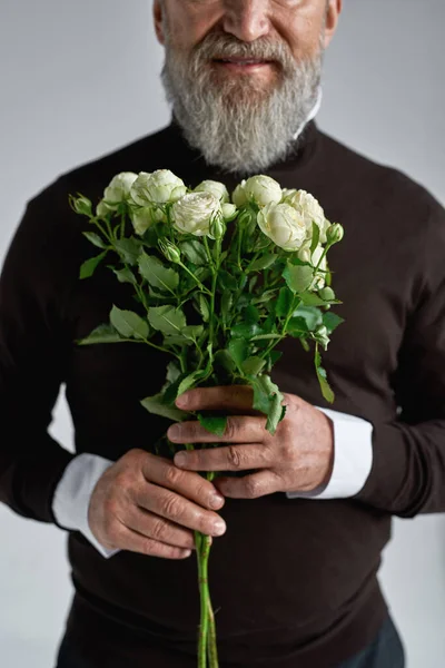 Bouquet White Roses Hands Cropped Elderly Man Trendy Bearded Pensioner — Foto Stock