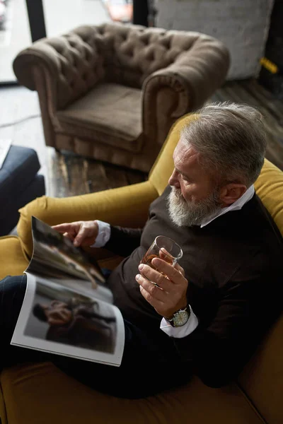 Top View Grey Hair Focused Caucasian Man Drinking Whiskey Reading — Stockfoto
