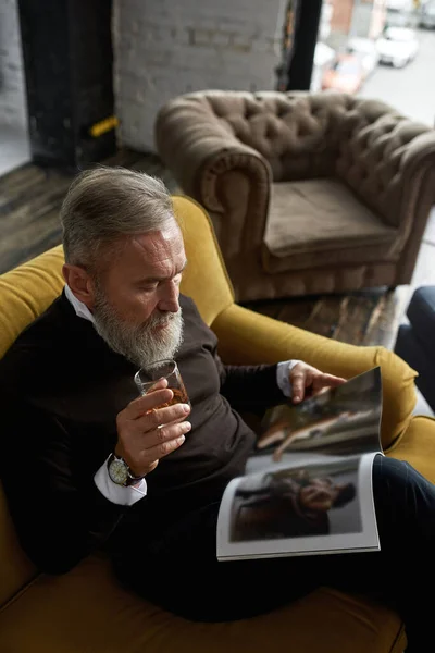 Top View Senior Focused Caucasian Man Drinking Brandy Reading Journal — Stockfoto