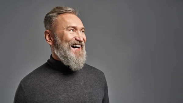 Grey Hair Cheerful Caucasian Man Looking Away Fashionable Bearded Pensioner — Stockfoto