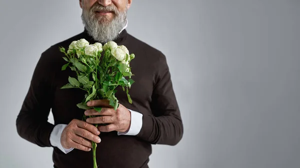 Bouquet White Roses Hands Partial Senior Man Stylish Bearded Pensioner — Stockfoto