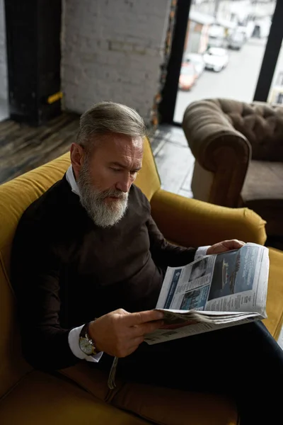 Ouderen Gericht Kaukasische Man Lezen Krant Bank Ruim Appartement Trendy — Stockfoto