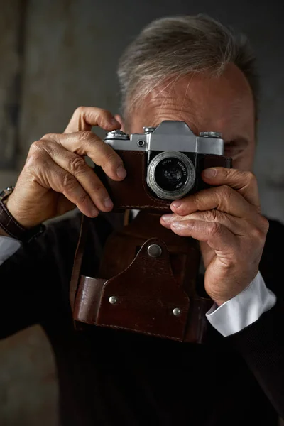 Partial Image Grey Hair Caucasian Man Taking Photo Old Camera — Stockfoto