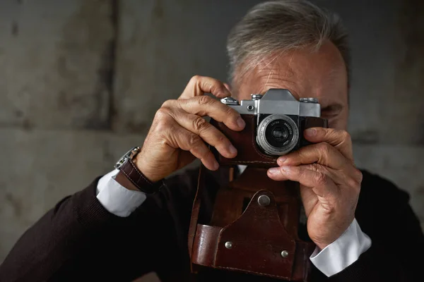 Cropped Image Senior Caucasian Man Taking Photo Old Camera Stylish — Zdjęcie stockowe