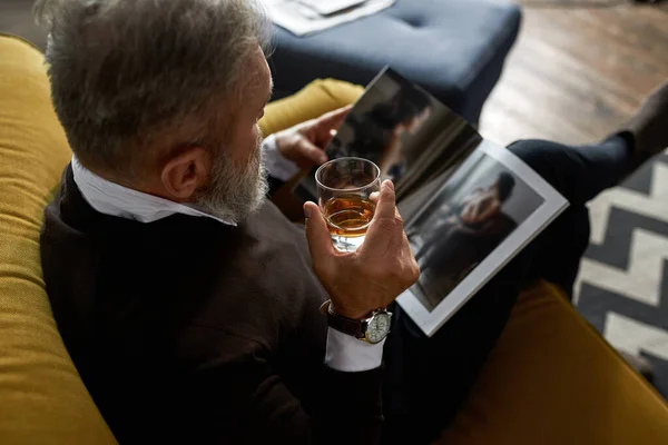 Top View Elderly Concentrated Man Drinking Cognac Brandy Reading Journal — Fotografia de Stock