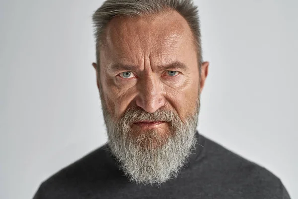 Portrait Ederly Serious Caucasian Man Looking Camera Trendy Bearded Pensioner — Φωτογραφία Αρχείου
