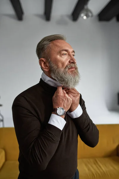 Partial Image Ederly Serious Caucasian Man Correcting Shirt Collar Spacious — Stockfoto