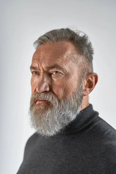 Senior Concentrated Caucasian Man Looking Away Stylish Bearded Pensioner Wearing — Foto de Stock