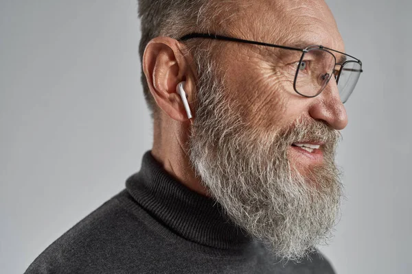 Cropped Image Senior Concentrated Caucasian Man Looking Away Stylish Bearded — Fotografia de Stock