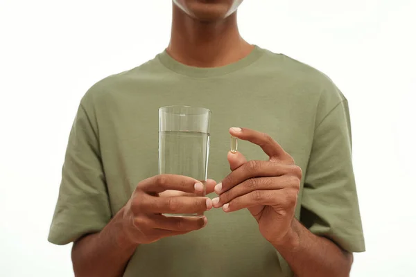 Спостерігайте Обличчям Чорного Хлопця Який Тримає Таблетку Склянку Води Частковий — стокове фото