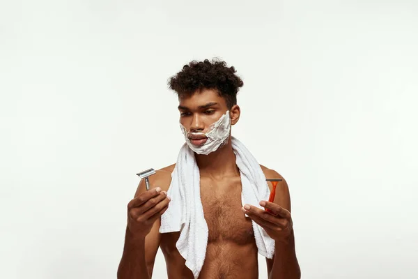Partial Black Guy Shaving Foam Face Choosing Razor Shaving Young — Stok Foto
