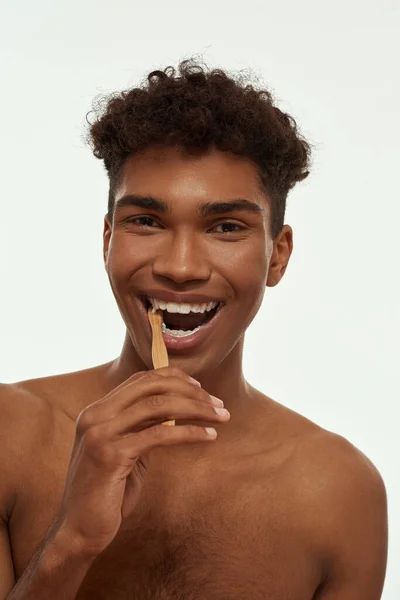 Partial Pleased Black Guy Brushing His Teeth Toothpaste Young Brunette — Stock Photo, Image