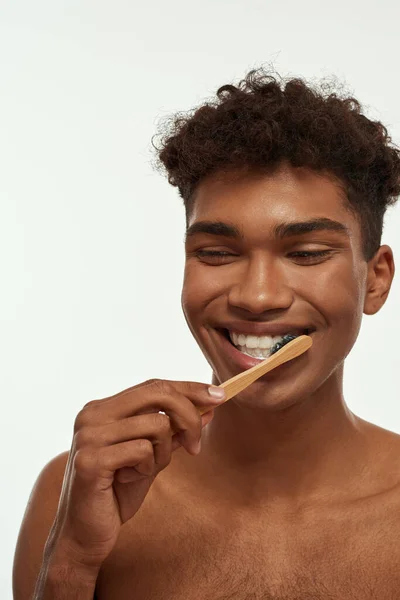 Sebagian Tersenyum Pria Hitam Menggosok Giginya Dengan Pasta Gigi Pria — Stok Foto
