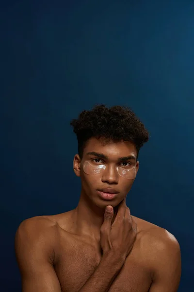 Yüzünde Yamalar Olan Kameraya Bakan Kendine Güvenen Siyahi Bir Adamın — Stok fotoğraf