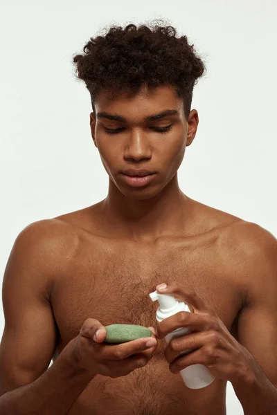 Partial Black Guy Pouring Cosmetic Cream Bottle Washcloth Young Slim — Stockfoto