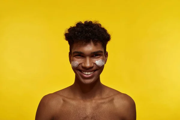 Yüzünde Kozmetik Krem Olan Gülümseyen Zenci Adamın Kısmi Görüntüsü Genç — Stok fotoğraf