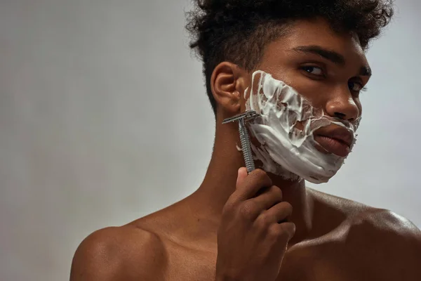 Partial Serious Black Guy Shaving Razor Shaving Foam Young Brunette — Stockfoto