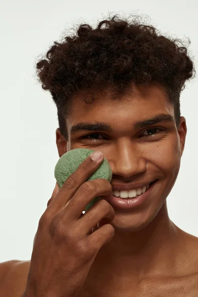 Cropped Smiling Black Guy Applying Washcloth His Face Young Slim — Stock Fotó