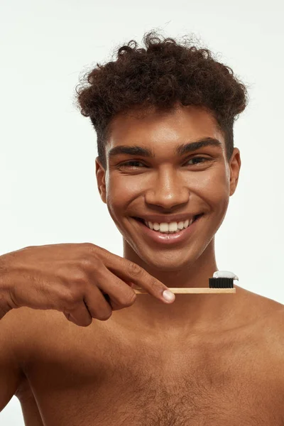 Partial Smiling Black Guy Holding Toothbrush Toothpaste Young Brunette Curly — Stockfoto
