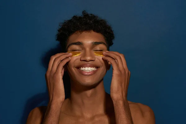 Yüzündeki Göz Bantlarını Düzelten Gülümseyen Siyah Bir Adam Gözleri Kapalı — Stok fotoğraf