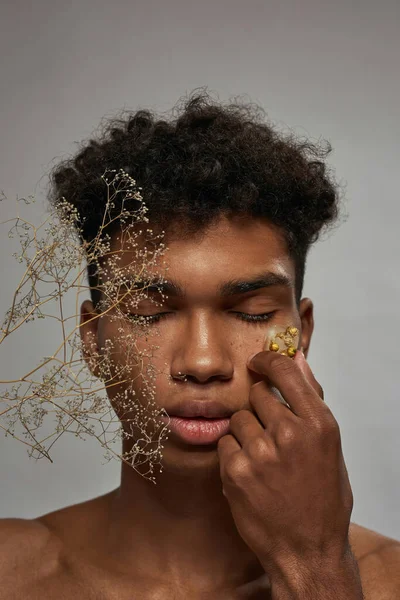 Portrait Black Guy Applying Ice Slice Plant His Face Young — Φωτογραφία Αρχείου