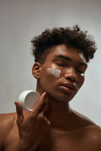 Cropped Black Guy Cream Face Holding Container Cosmetic Cream Young — Stock Fotó