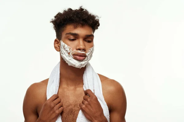 Cropped Thoughtful Black Guy Shaving Foam His Face Young Brunette — Stockfoto