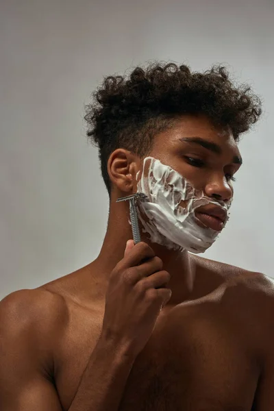 Cropped African American Guy Shaving Razor Shaving Foam Young Brunette — Stok Foto