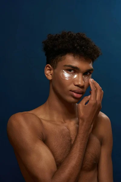 Siyahi Adamın Bir Kısmı Yüzüne Göz Bandı Takıyor Çıplak Gövdeli — Stok fotoğraf