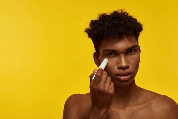 Partial Black Guy Applying Depuffing Eye Serum His Face Skin — Φωτογραφία Αρχείου