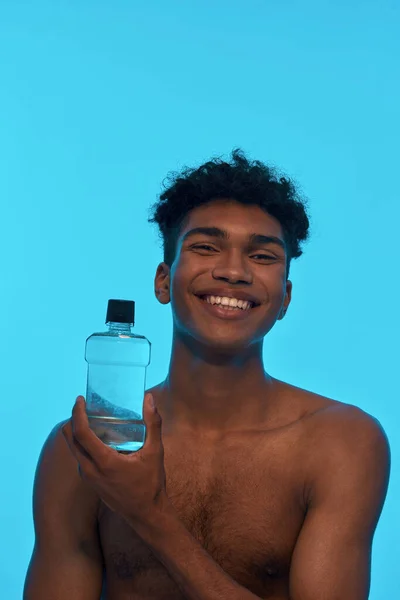 Smiling Black Guy Holding Showing Bottle Shower Gel Young Brunette — Stock Photo, Image