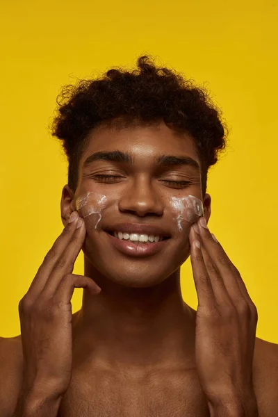 Tersenyum African American Pria Mengolesi Krim Kosmetik Wajahnya Pemuda Berambut — Stok Foto